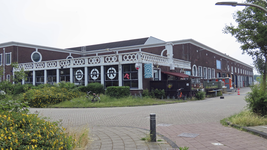 901859 Gezicht op het pand van 'dB's Utrecht' met oefenstudio's, concertzaal en muziekcafé (Cartesiusweg 90A) te Utrecht.